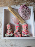 ANILUAP Buddha Altar Set – drei handbemalte Steinguss-Buddhas mit Rosenquarz, Palo Santo Stick und Abalone Muschel in weißem Holzkästchen