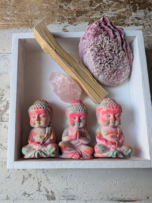 ANILUAP Buddha Altar Set – drei handbemalte Steinguss-Buddhas mit Rosenquarz, Palo Santo Stick und Abalone Muschel in weißem Holzkästchen
