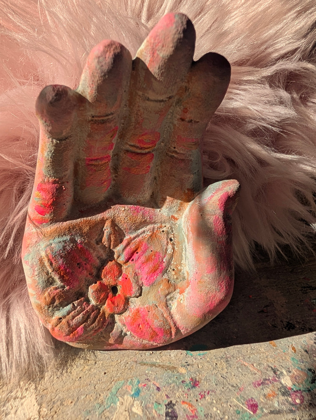 Räucherhand I OM YOU – handbemalter Räucherstäbchenhalter mit Lotusblüte