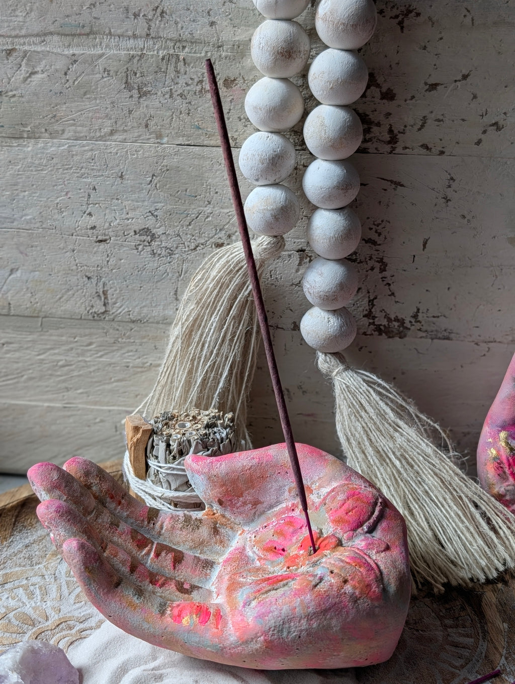 Räucherhand I OM YOU – handbemalter Räucherstäbchenhalter mit Lotusblüte