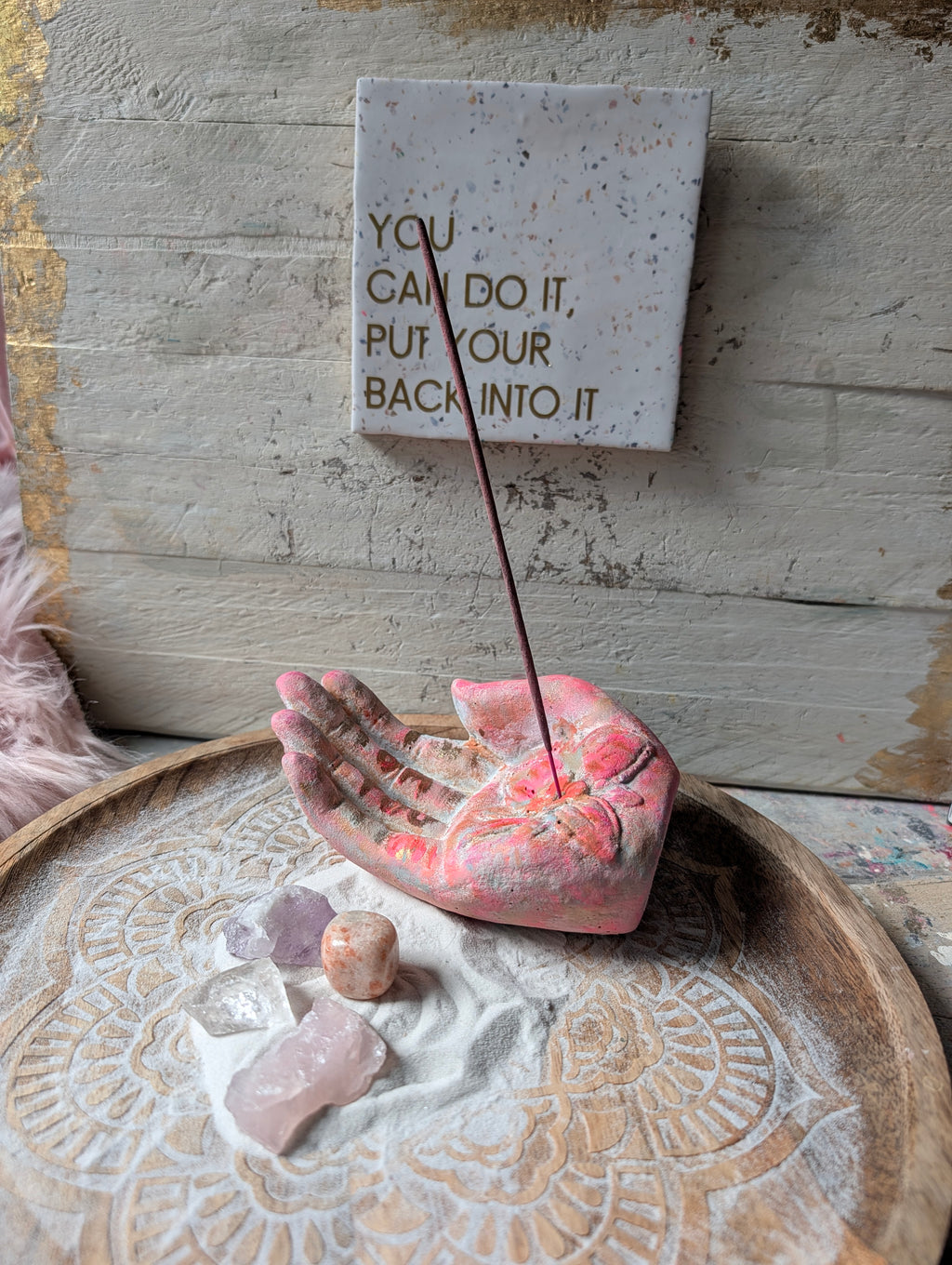 Räucherhand I OM YOU – handbemalter Räucherstäbchenhalter mit Lotusblüte