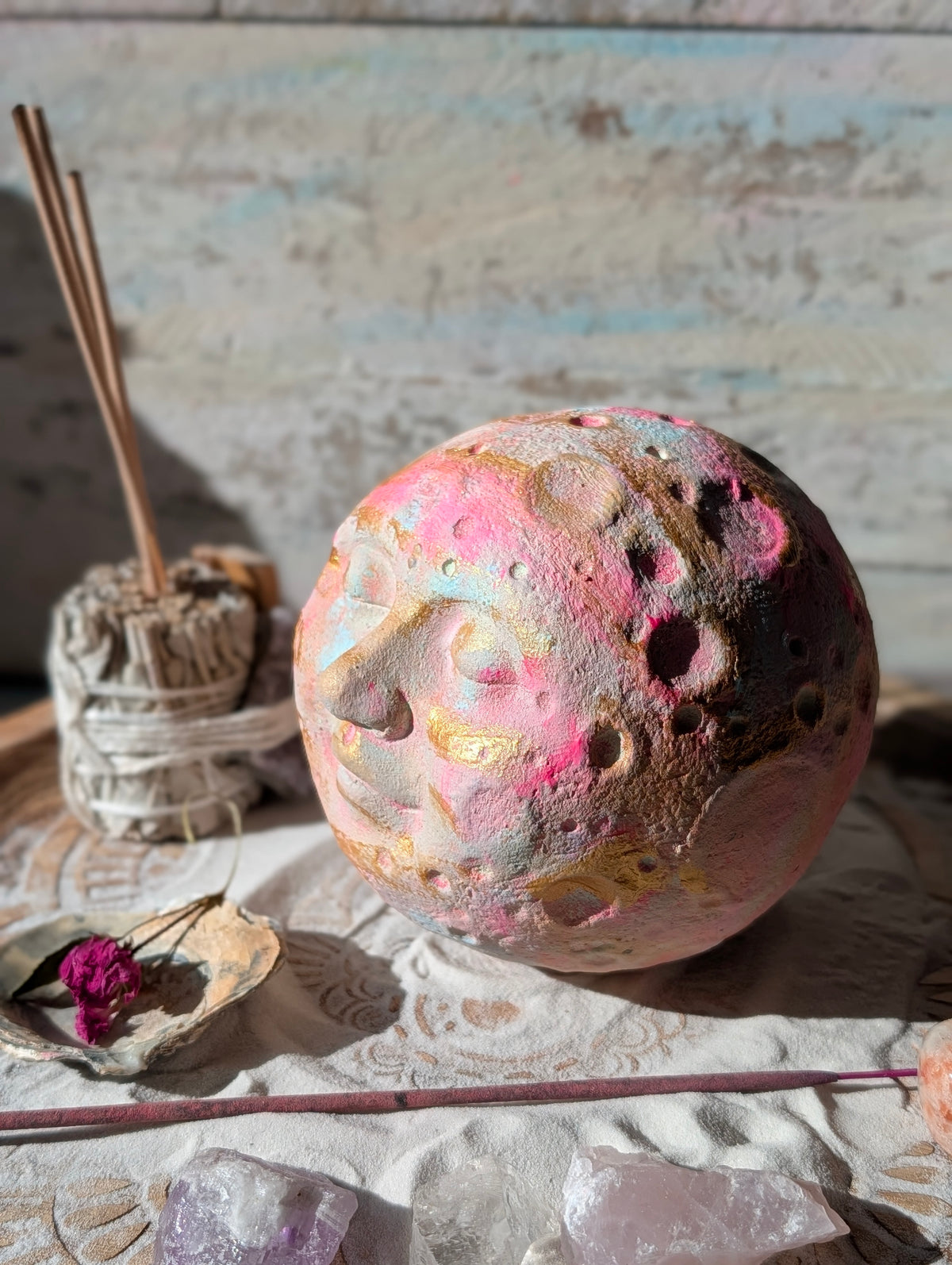 Mondskulptur MOONY – handbemalte Mondkugel by Anja Shivani