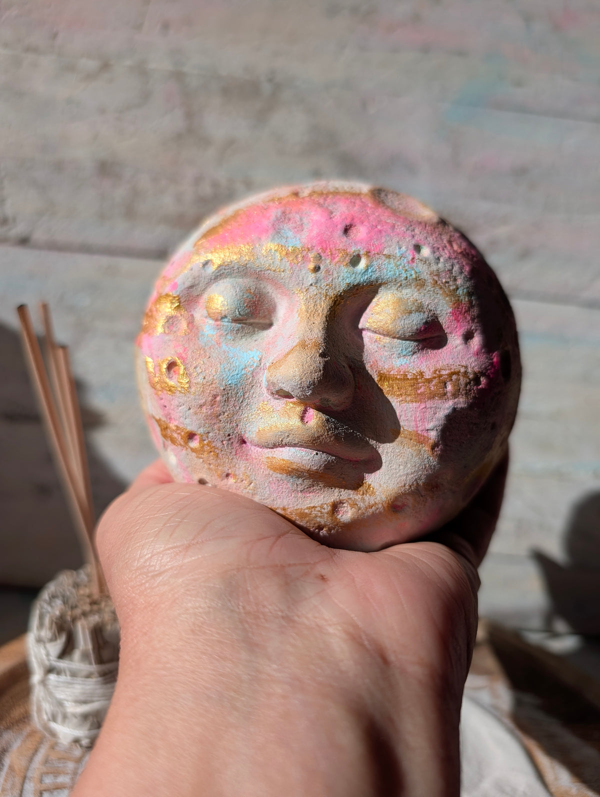 Mondskulptur MOONY – handbemalte Mondkugel by Anja Shivani