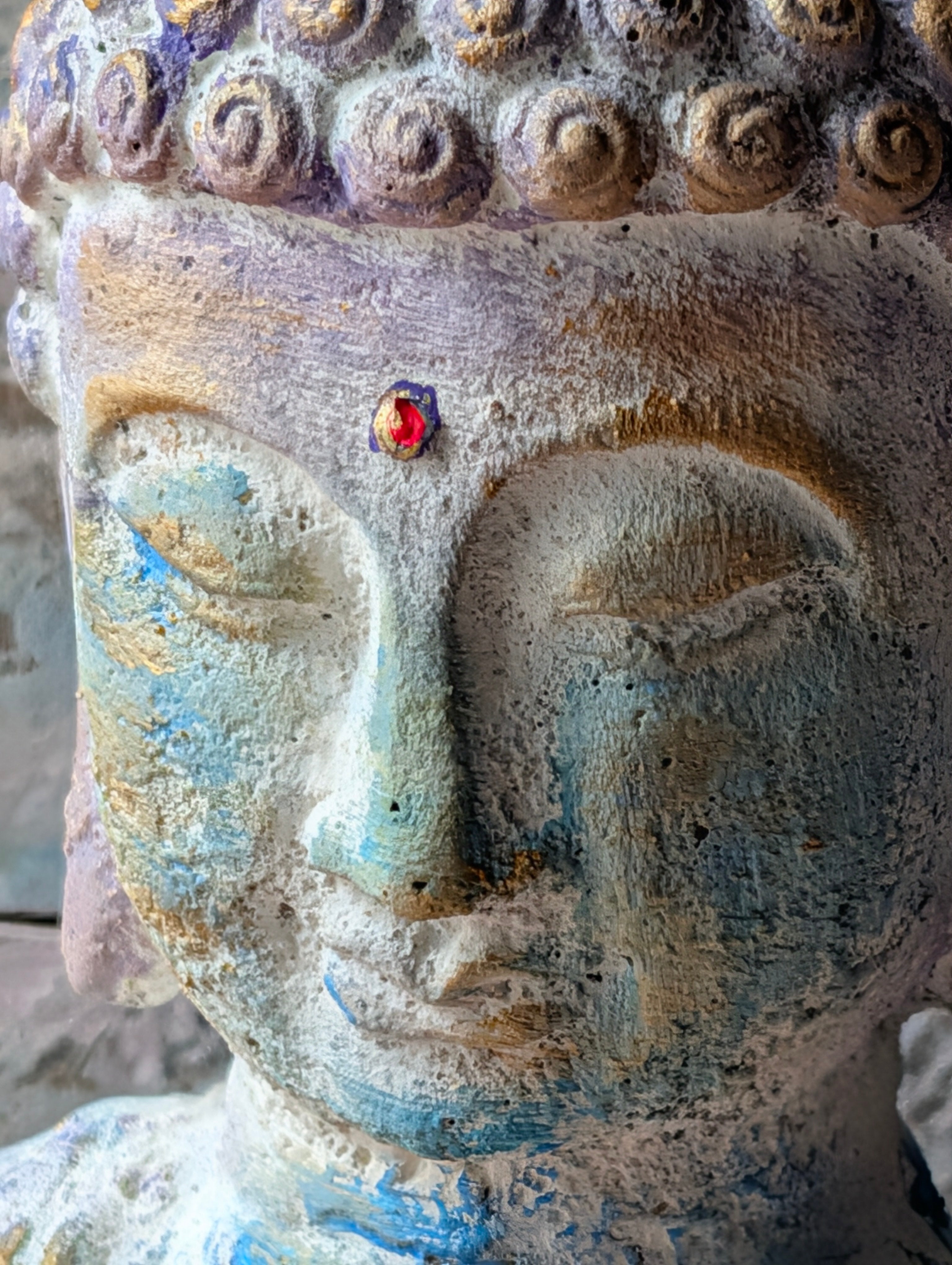 Neumond Buddha Detailansicht Gesicht mit Bindi handbemaltes Unikat ANILUAP 