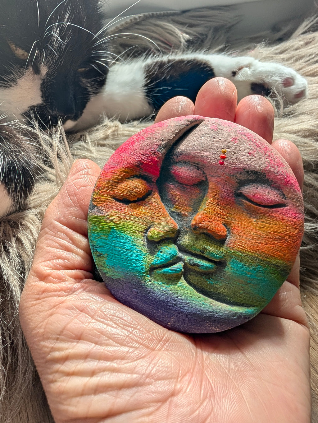 Handgegossener Altarstein mit Sonne-Mond-Motiv – leuchtende Regenbogenfarben auf Naturstein – spirituelles Unikat von ANILUAP